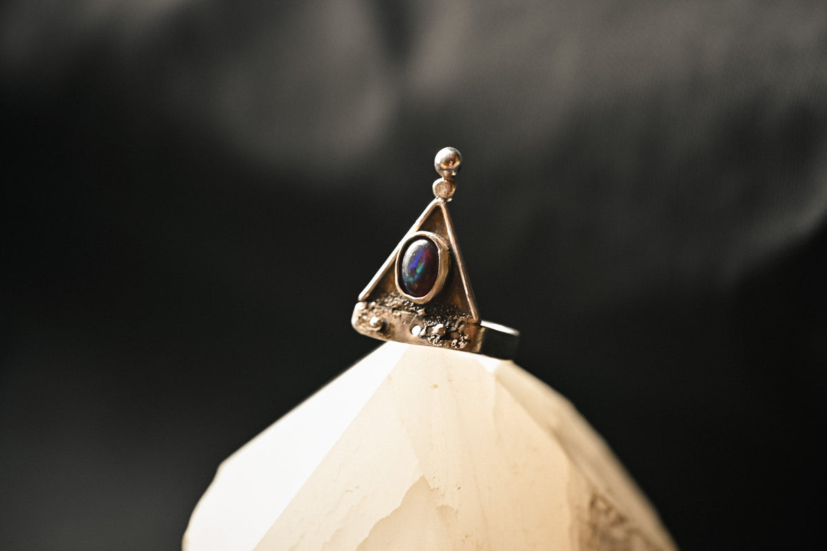 Anillo Triangular Ópalo Negro Etíope