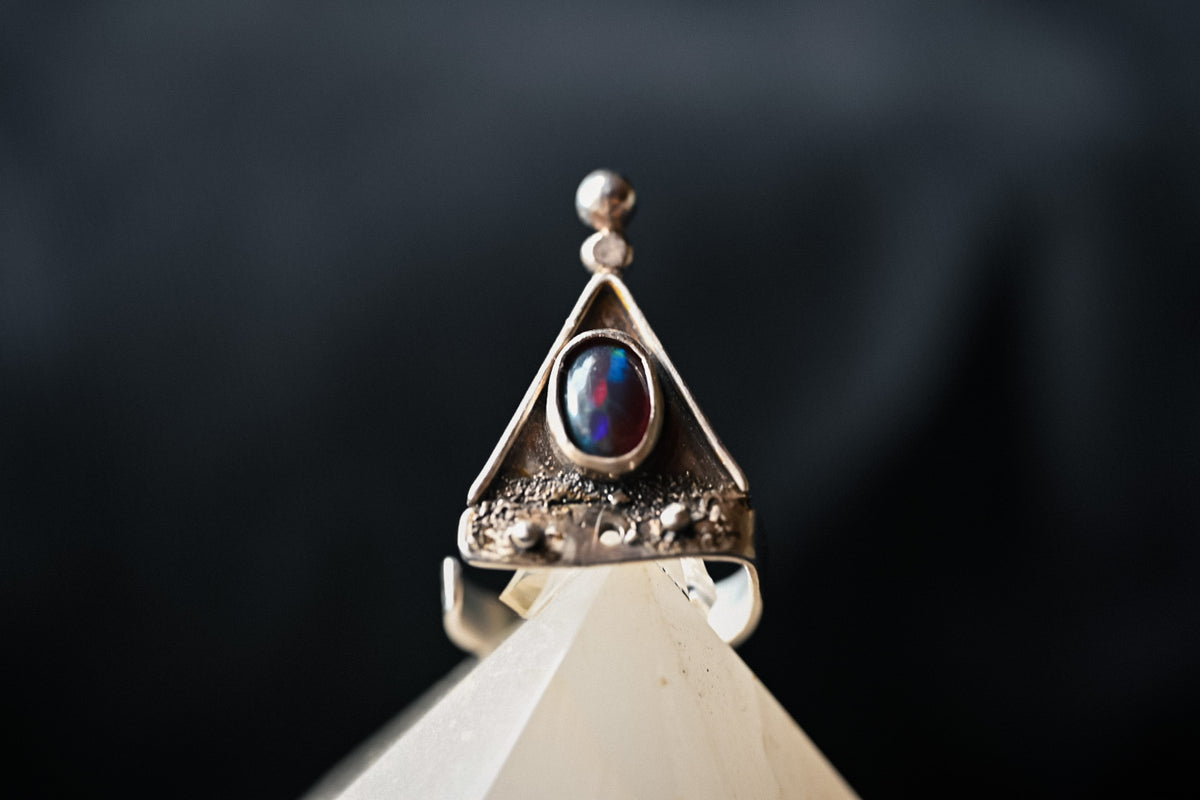 Anillo Triangular Ópalo Negro Etíope