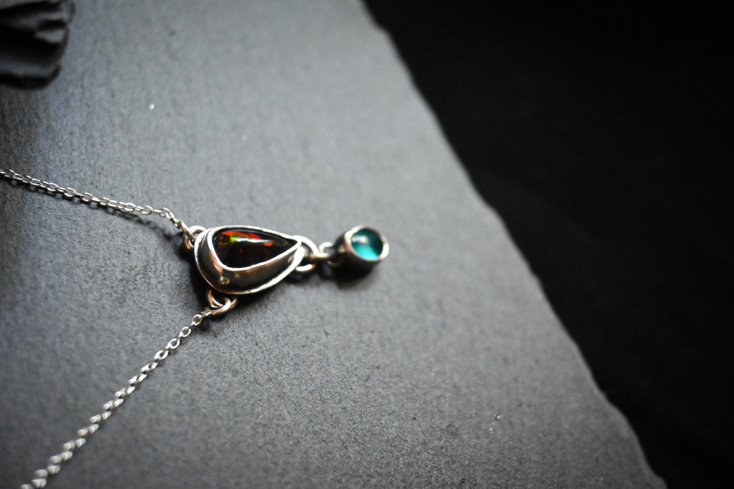 Opalo negro y Apatita