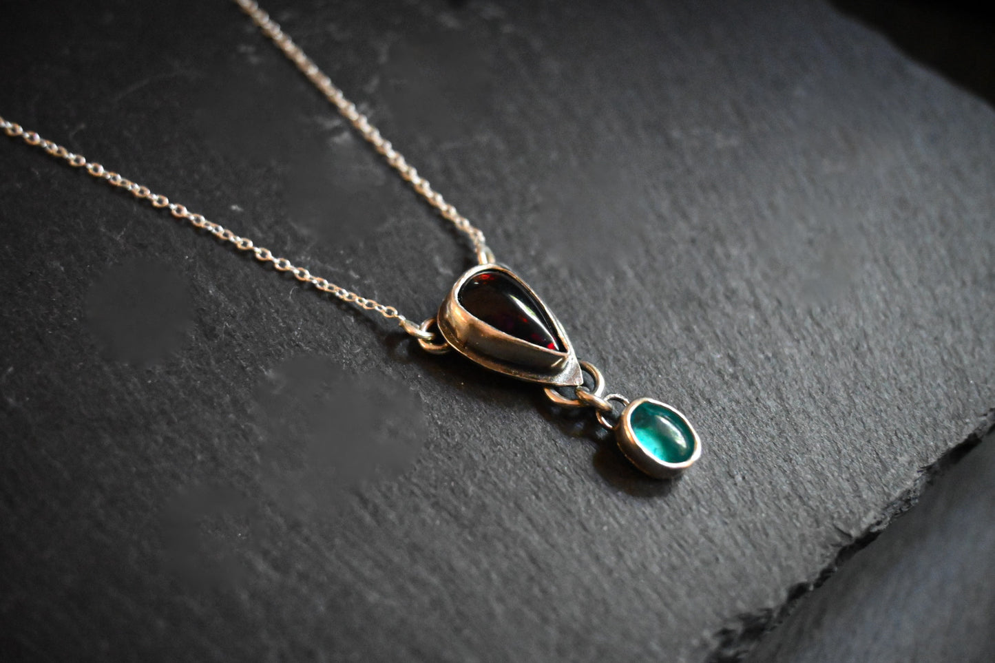 Opalo negro y Apatita