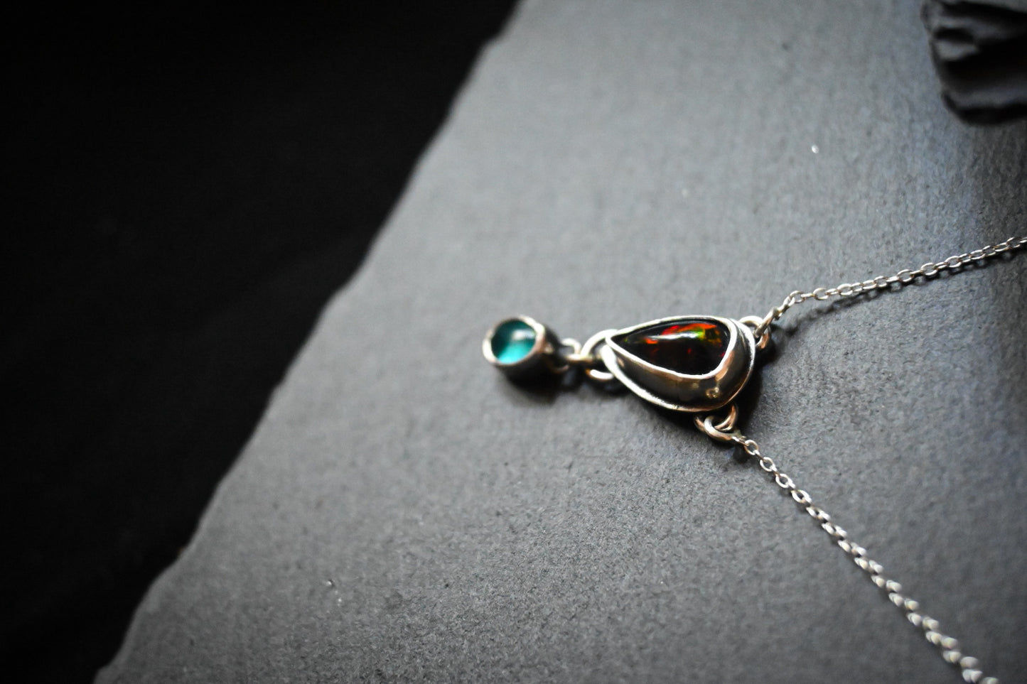 Opalo negro y Apatita