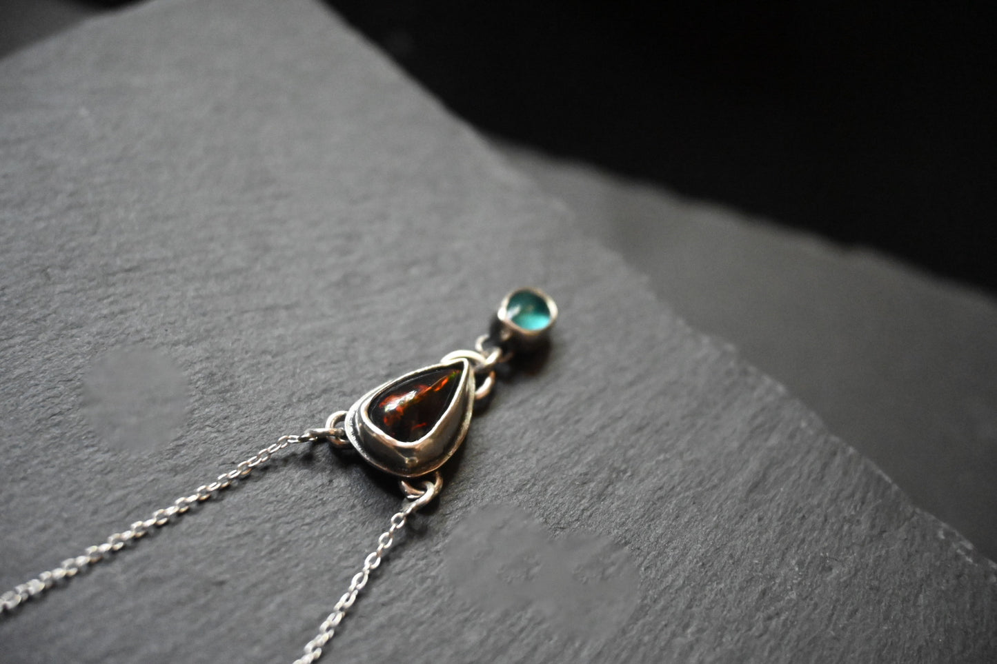 Opalo negro y Apatita