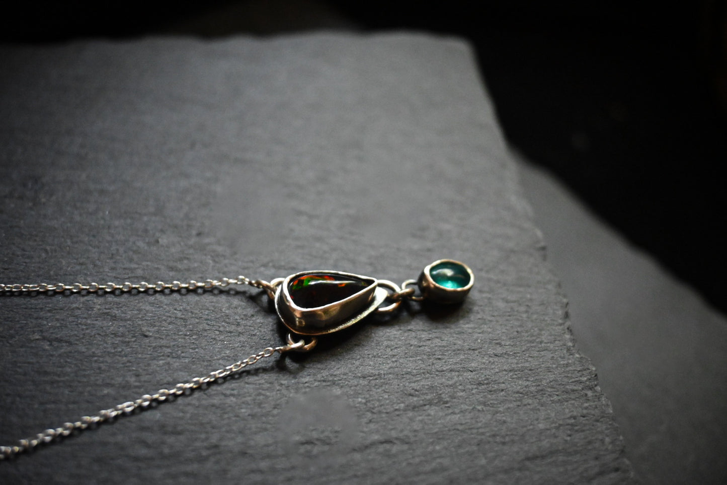 Opalo negro y Apatita